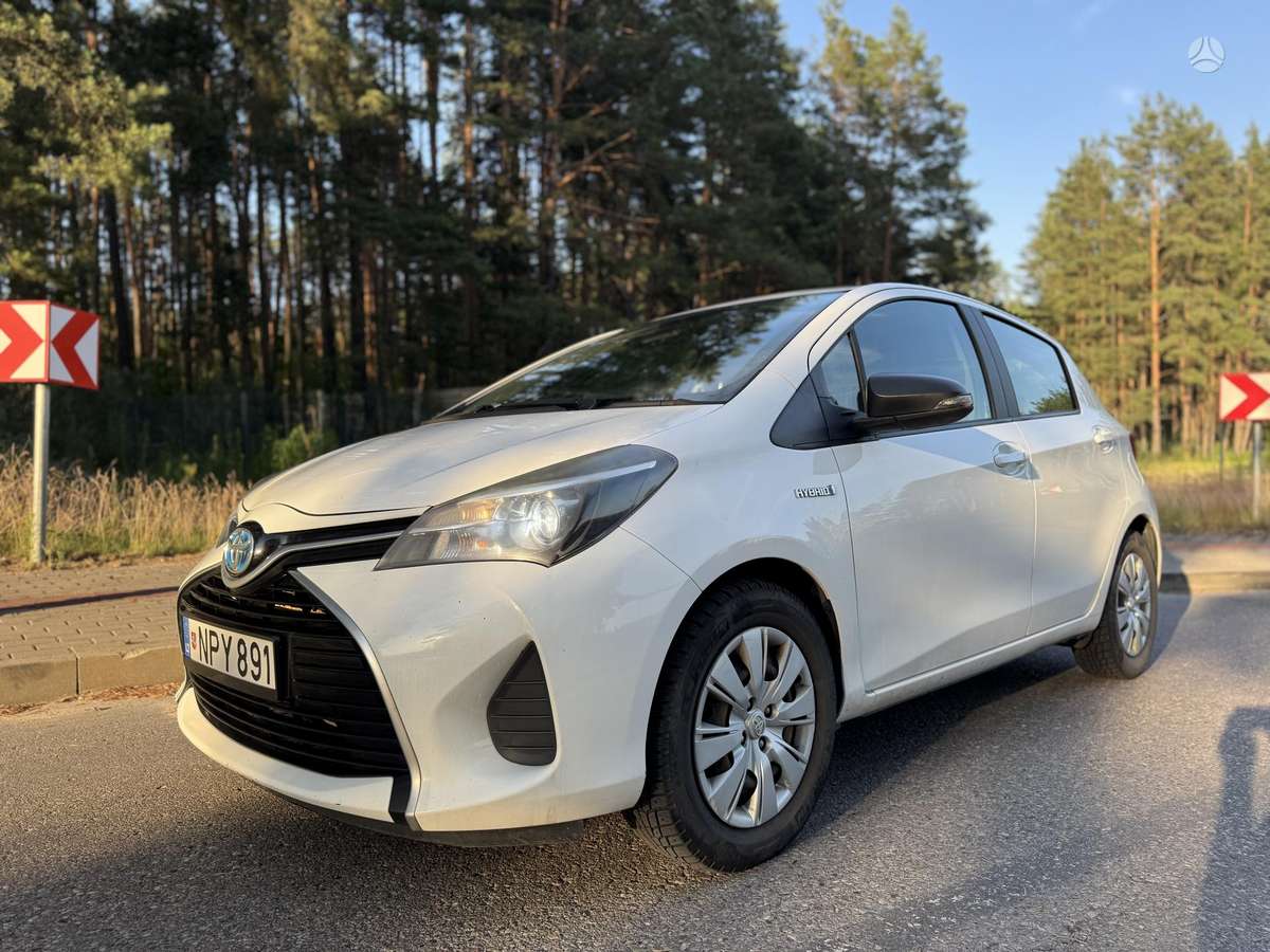 Toyota Yaris 2015 — салон