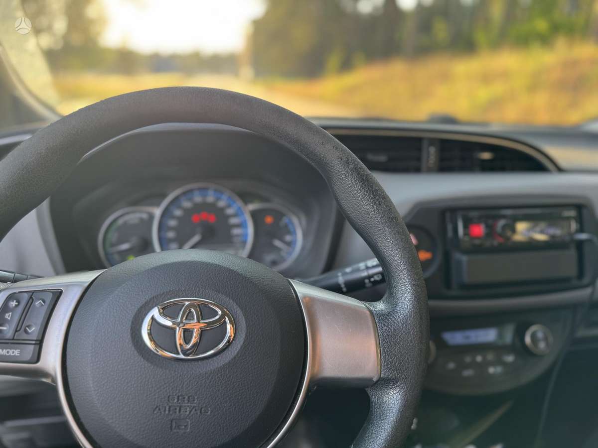Toyota Yaris 2015 — фото 8