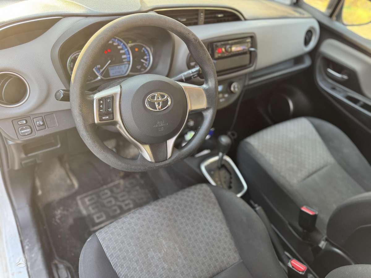 Toyota Yaris 2015 — фото 9
