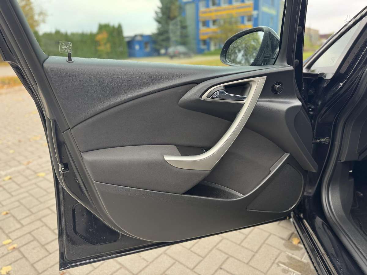 Opel Astra 2012 — photo 13