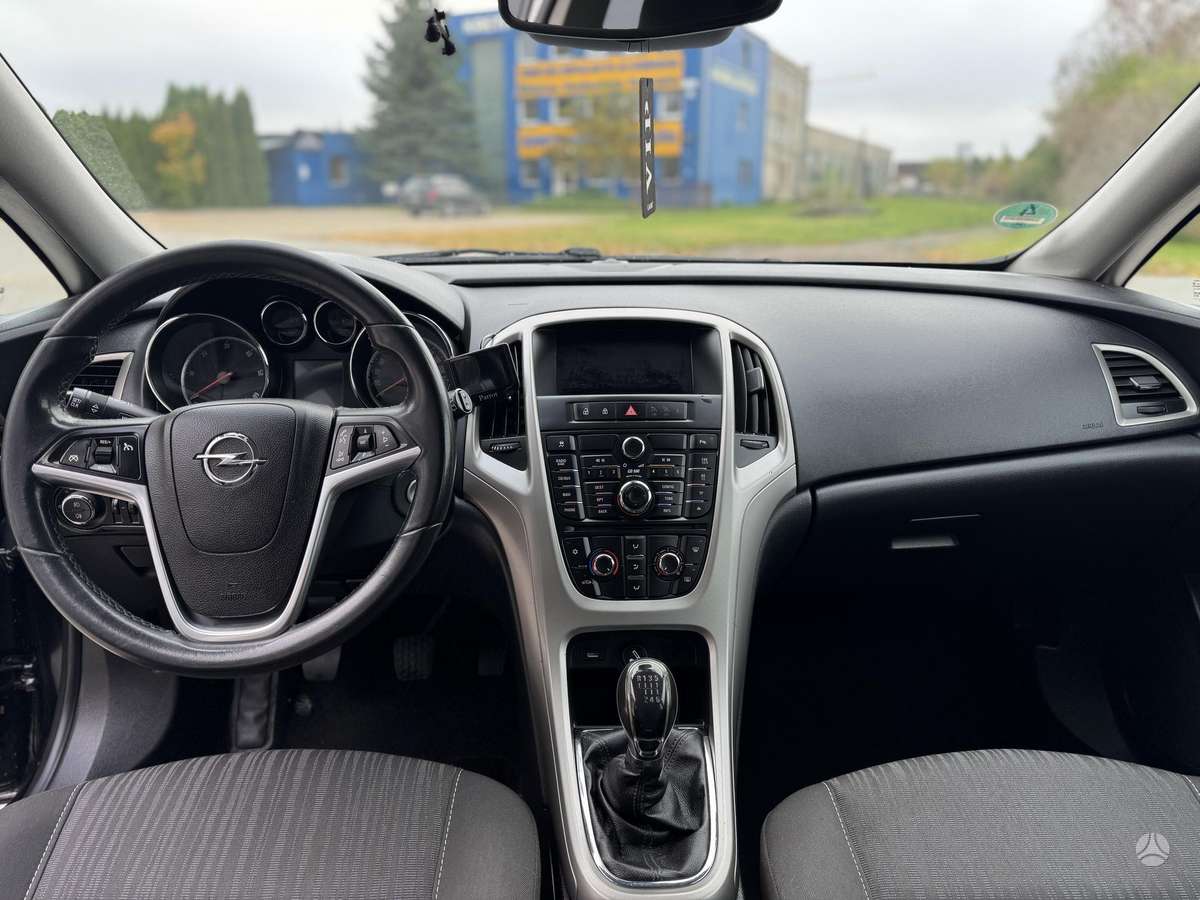 Opel Astra 2012 — photo 17