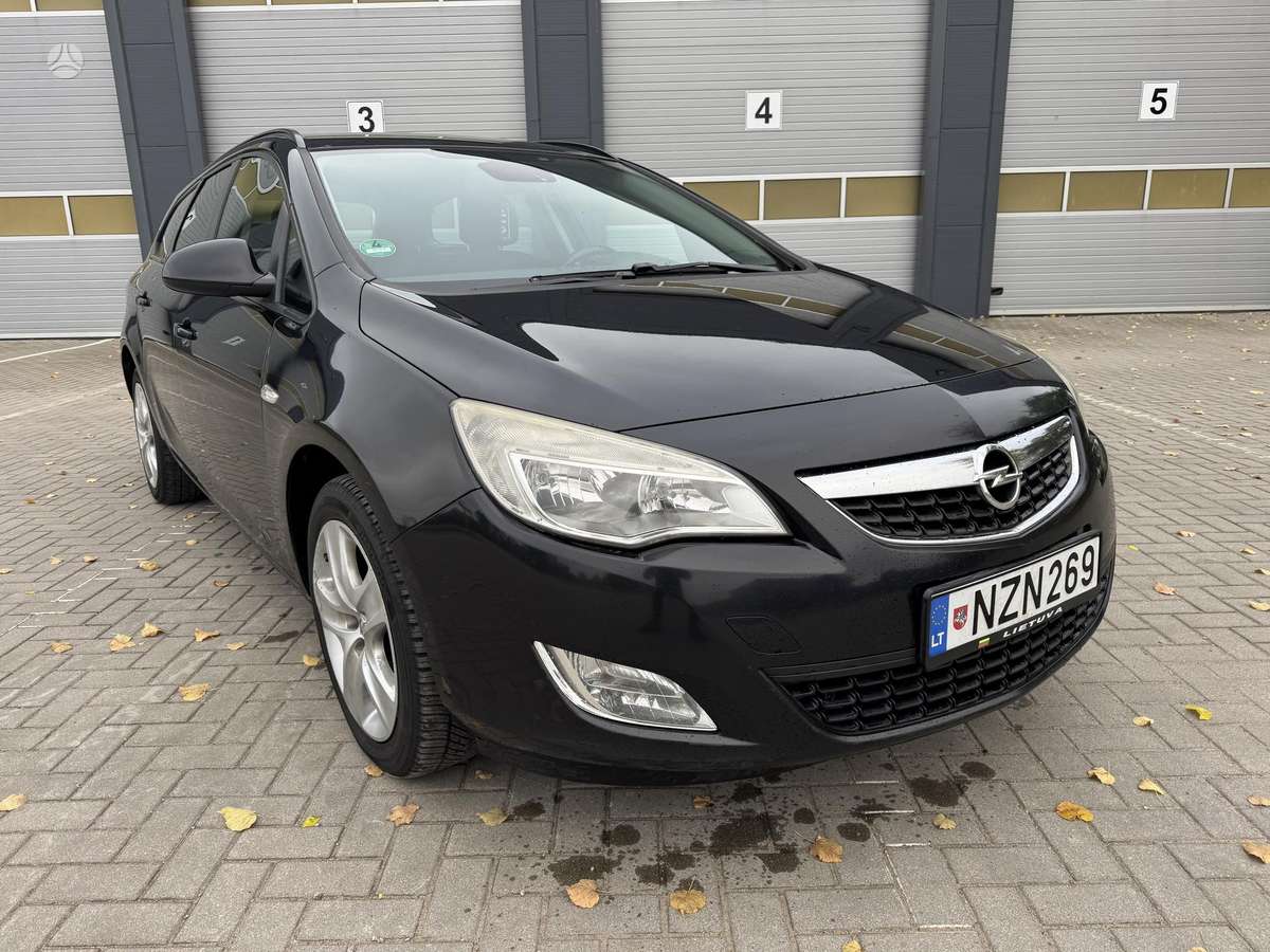 Opel Astra 2012 — rear view