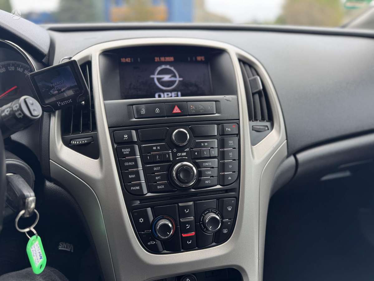 Opel Astra 2012 — photo 20
