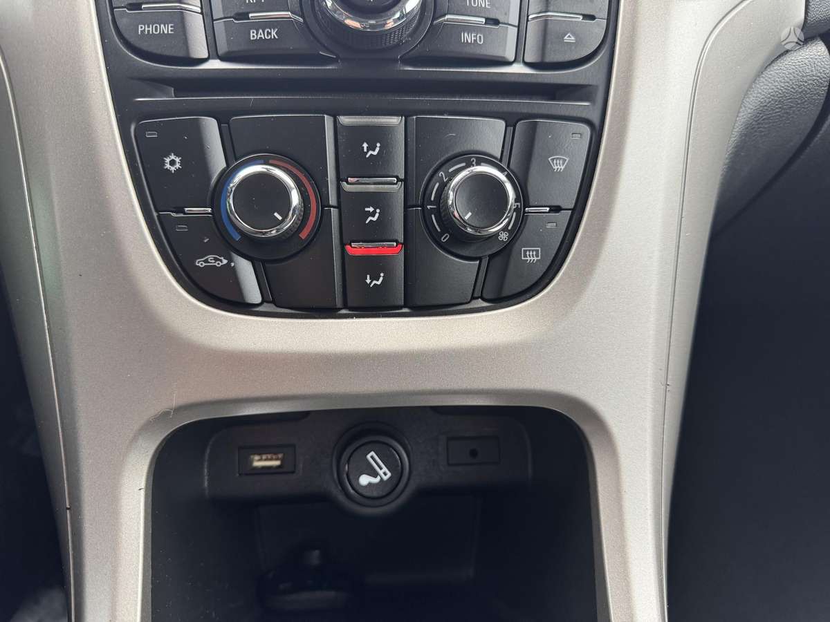 Opel Astra 2012 — photo 21