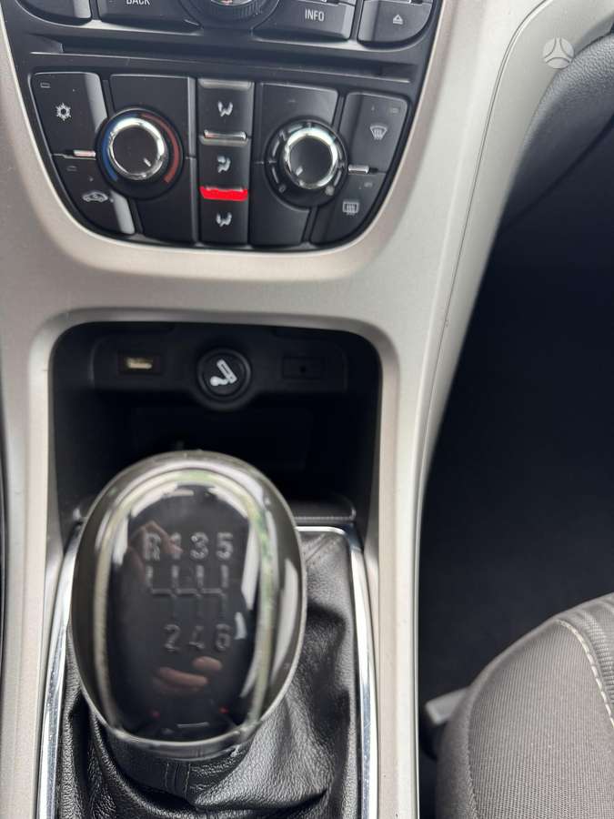 Opel Astra 2012 — photo 22