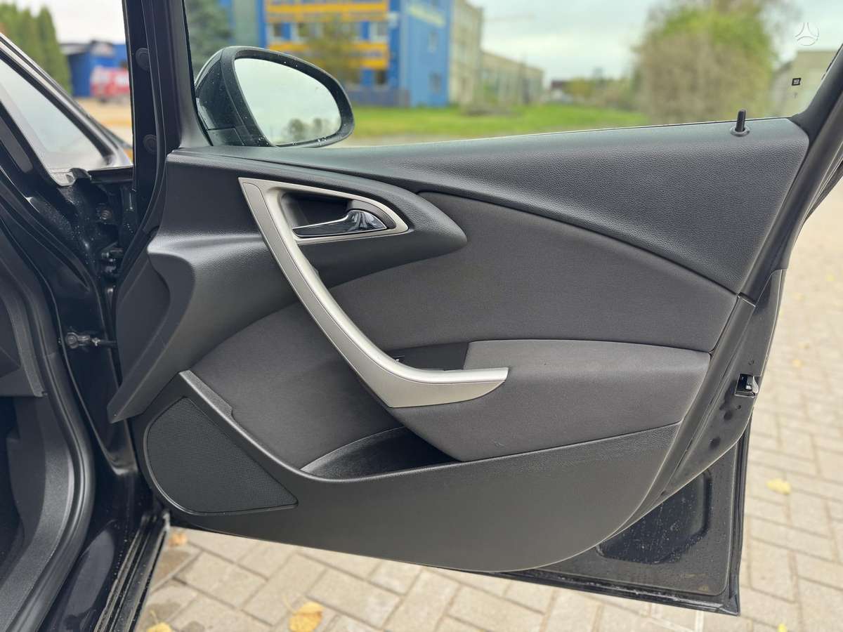 Opel Astra 2012 — photo 25