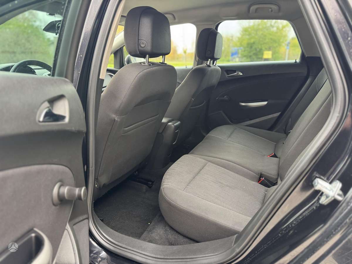 Opel Astra 2012 — photo 26