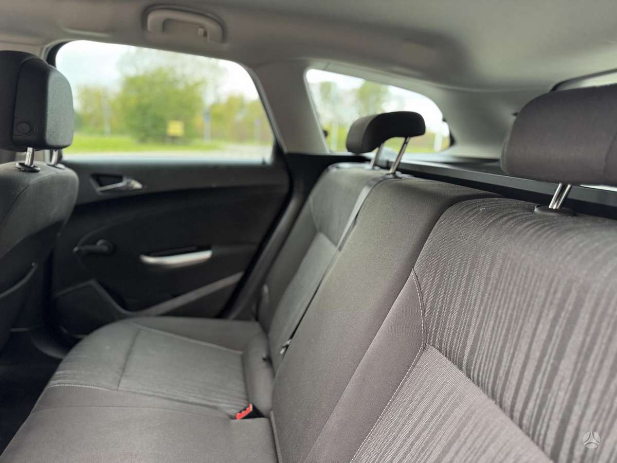 Opel Astra 2012 — photo 27