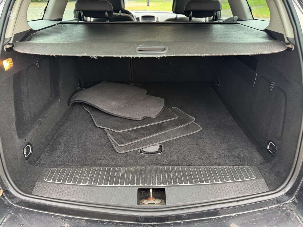 Opel Astra 2012 — photo 28