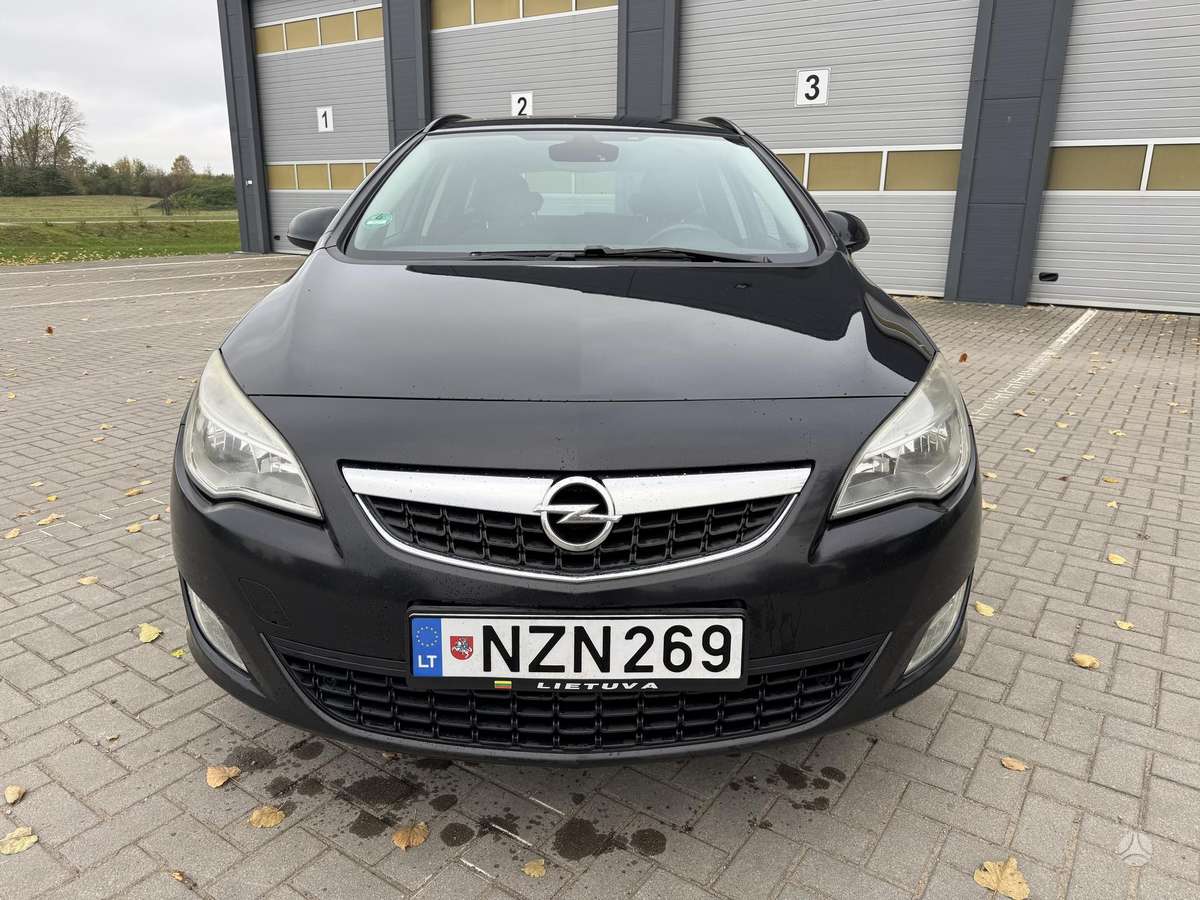 Opel Astra 2012 — interior