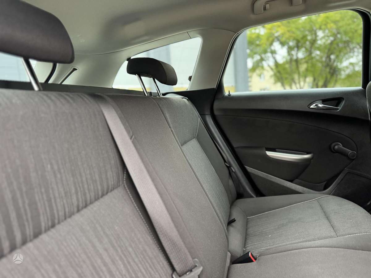Opel Astra 2012 — photo 30