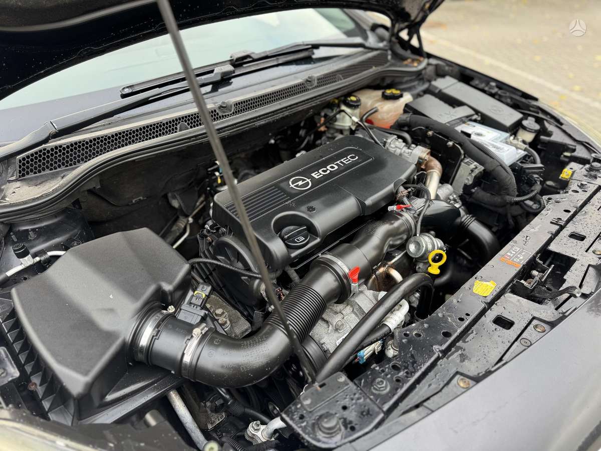 Opel Astra 2012 — photo 31