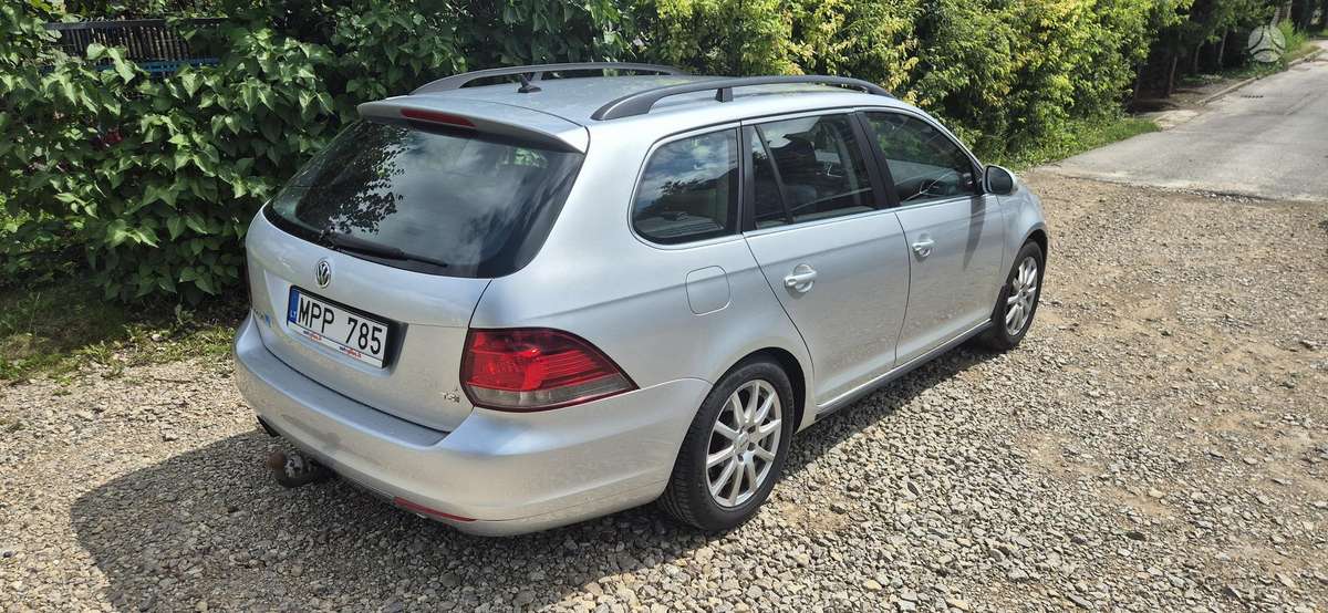 Volkswagen Golf 2010 — rear view