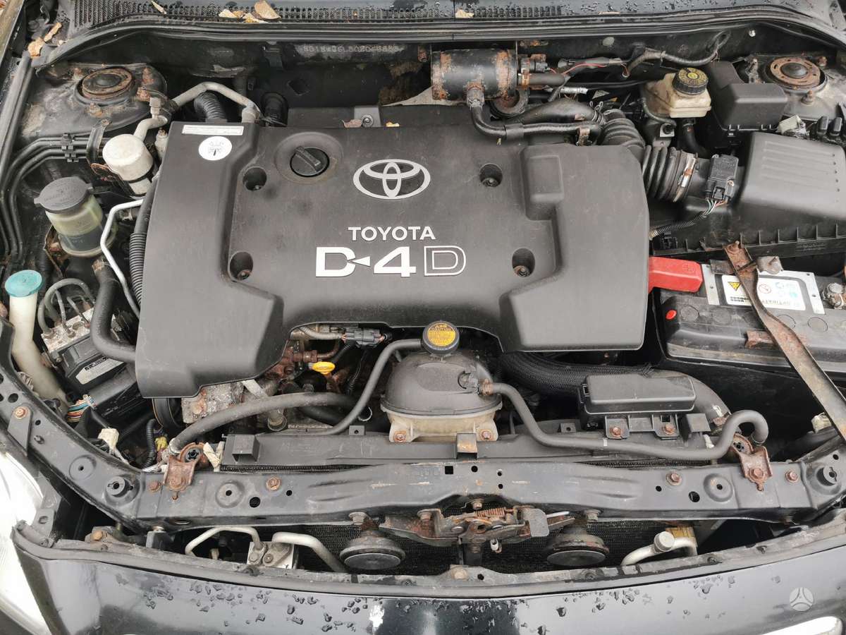 Toyota Avensis 2004 — rear view