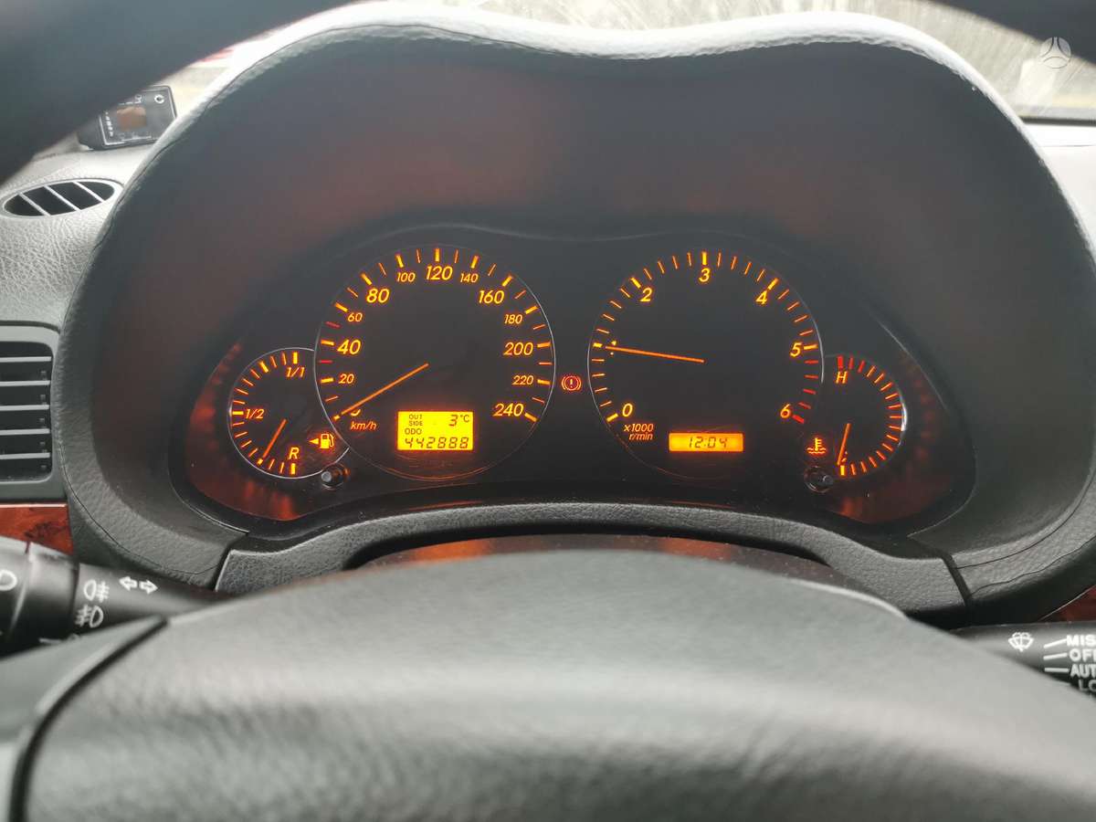 Toyota Avensis 2004 — interior