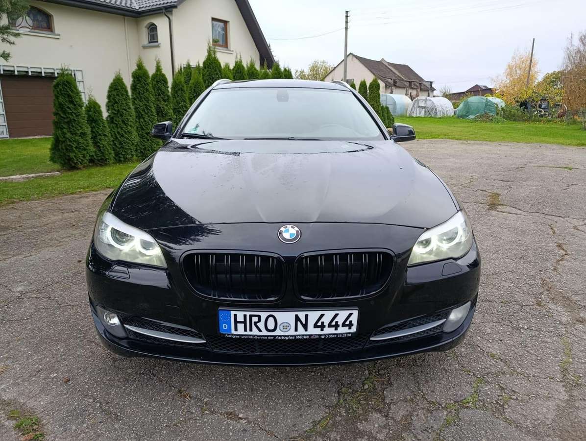 BMW 530 2011 — вигляд ззаду