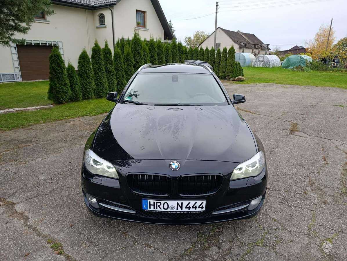 BMW 530 2011 — салон
