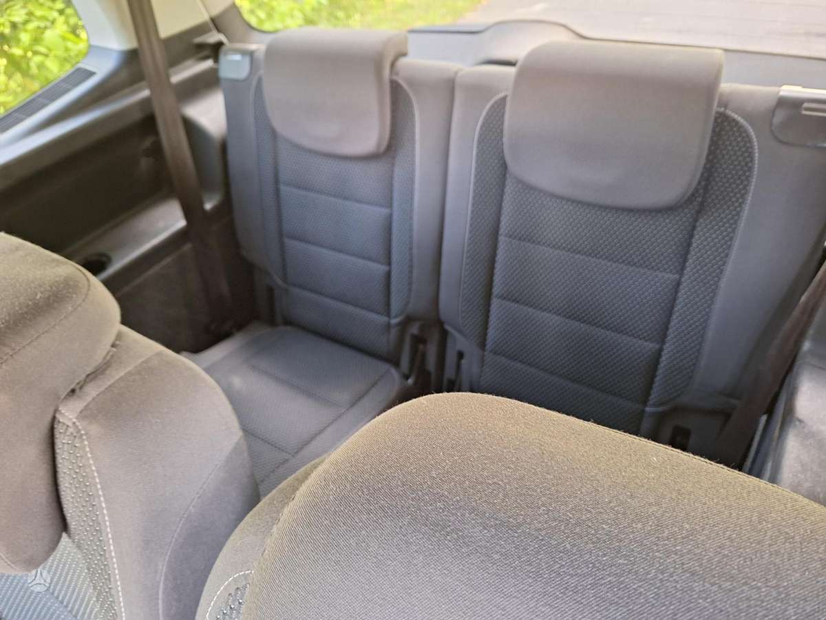 Volkswagen Touran 2010 — photo 11