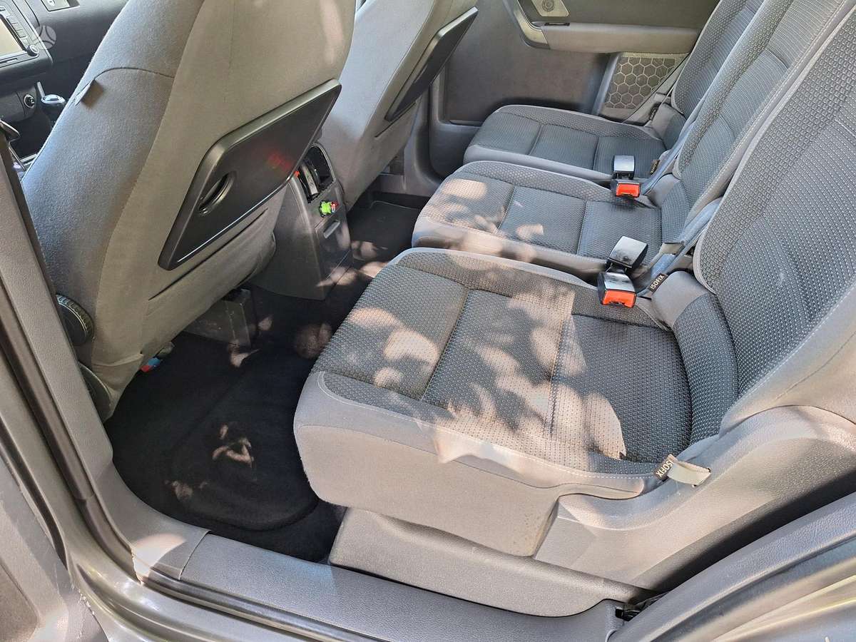 Volkswagen Touran 2010 — photo 12
