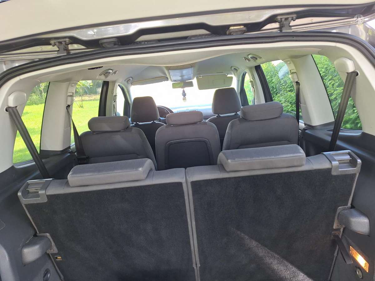 Volkswagen Touran 2010 — photo 13