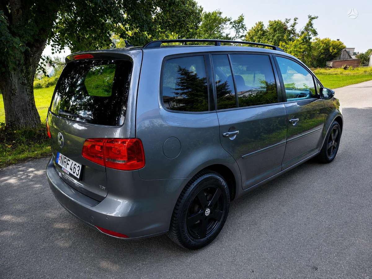 Volkswagen Touran 2010 — rear view