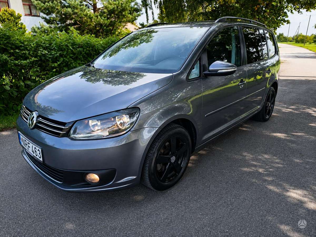 Volkswagen Touran 2010 — interior