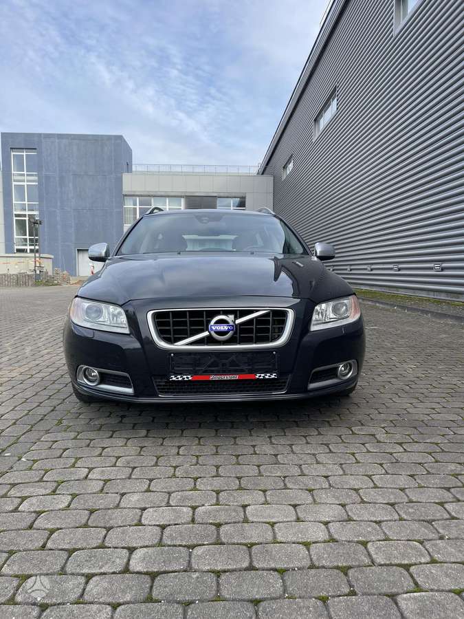 Volvo V70 2013 — rear view