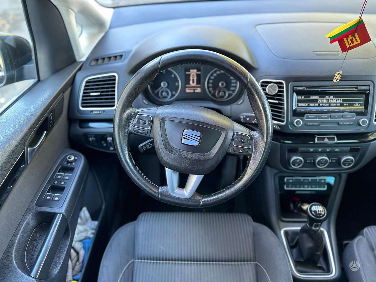 Seat Alhambra 2014 — photo 9
