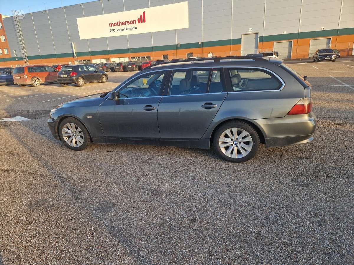 BMW 530 2006 — rear view