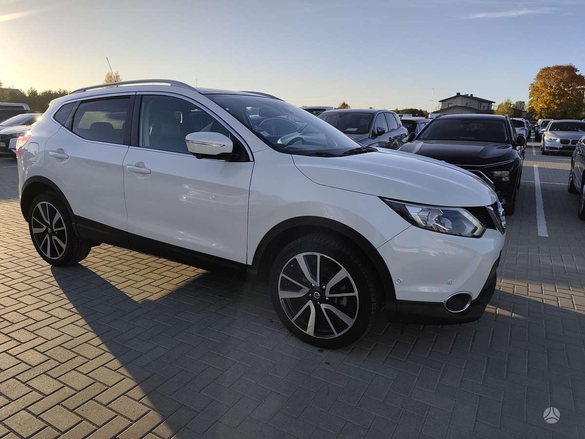 Nissan Qashqai 2014 — rear view