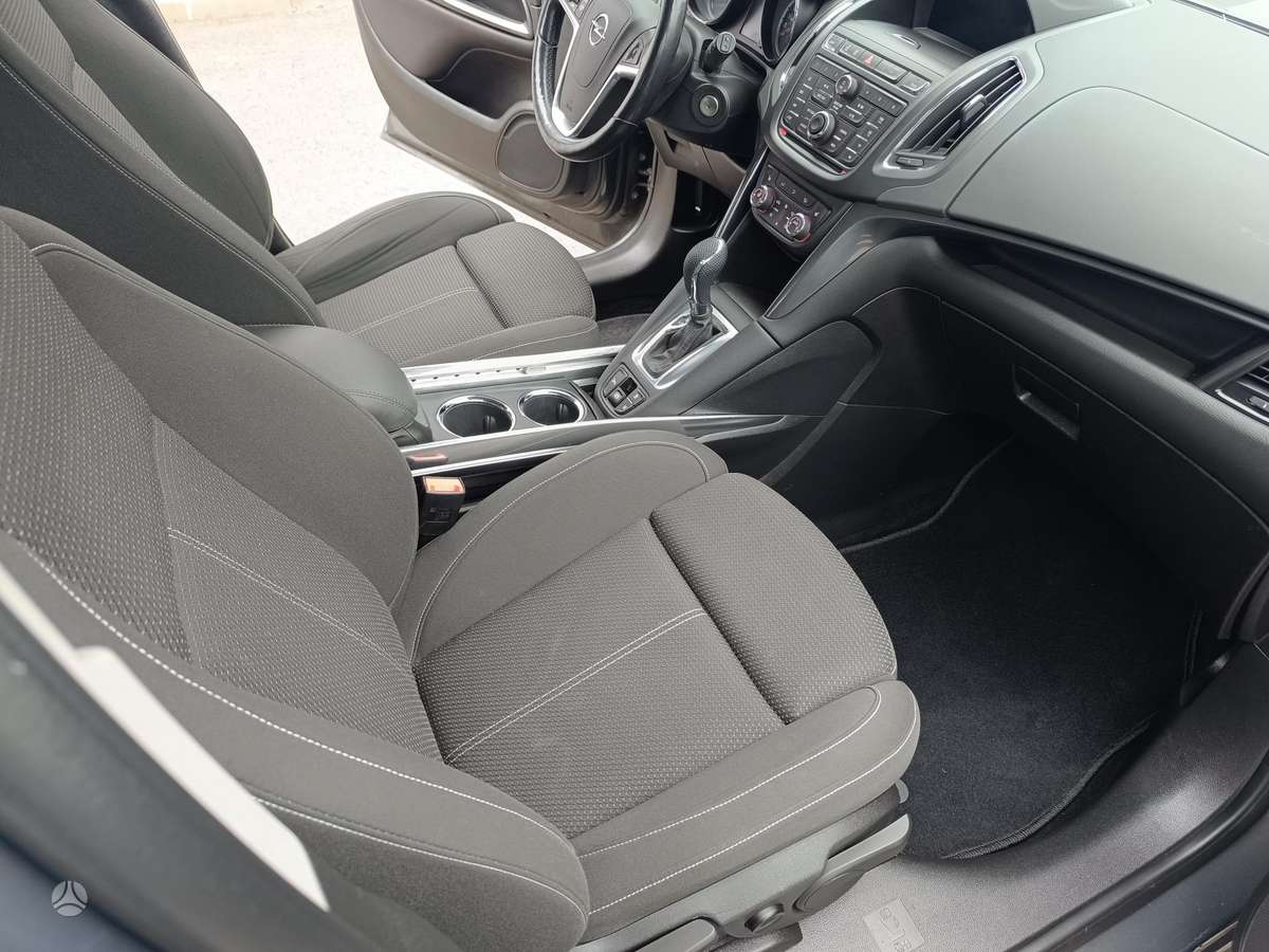 Opel Zafira 2015 — photo 11
