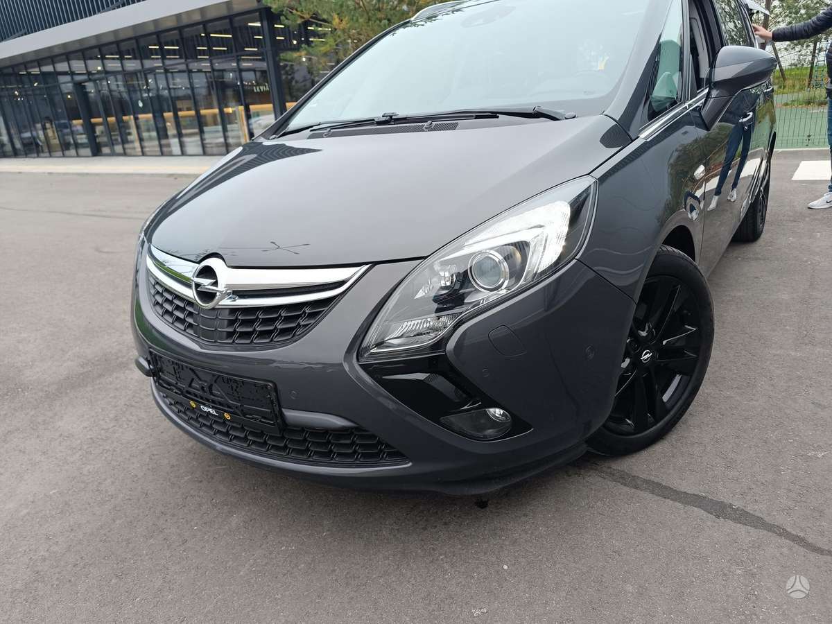Opel Zafira 2015 — rear view