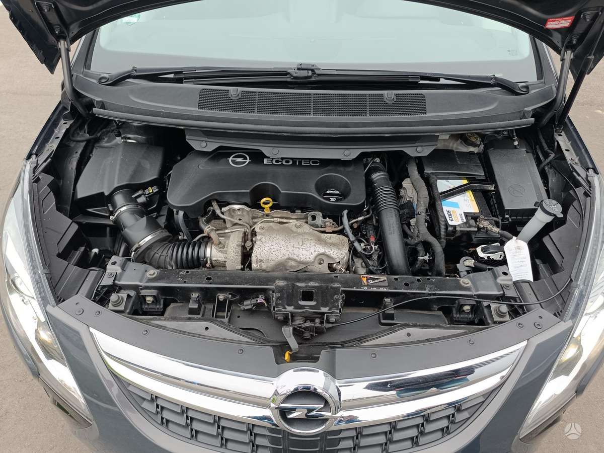 Opel Zafira 2015 — photo 23