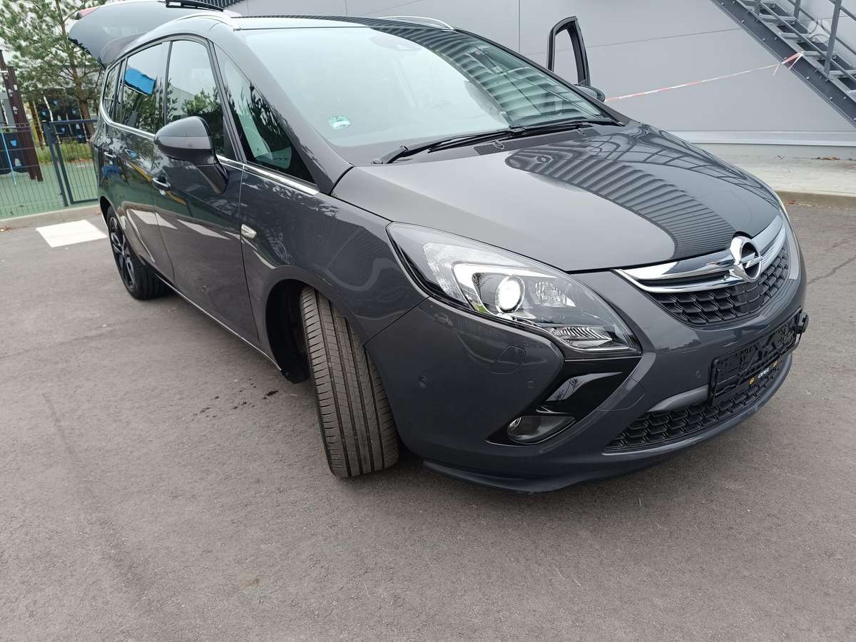 Opel Zafira 2015 — interior