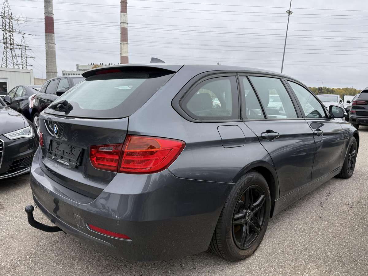 BMW 318 2013 — салон