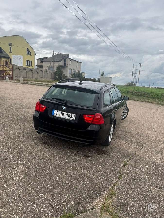 BMW 320 2011 — rear view