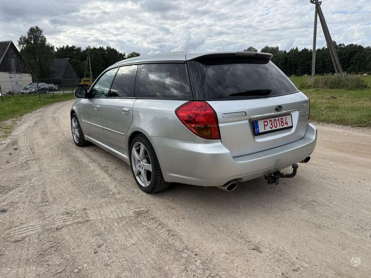 Subaru Legacy 2004 — вигляд ззаду