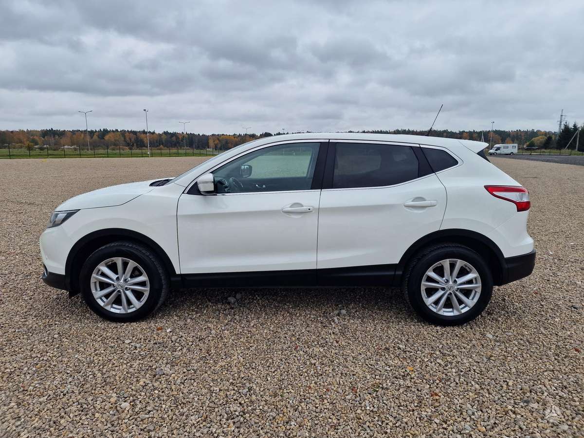 Nissan Qashqai 2014 — rear view