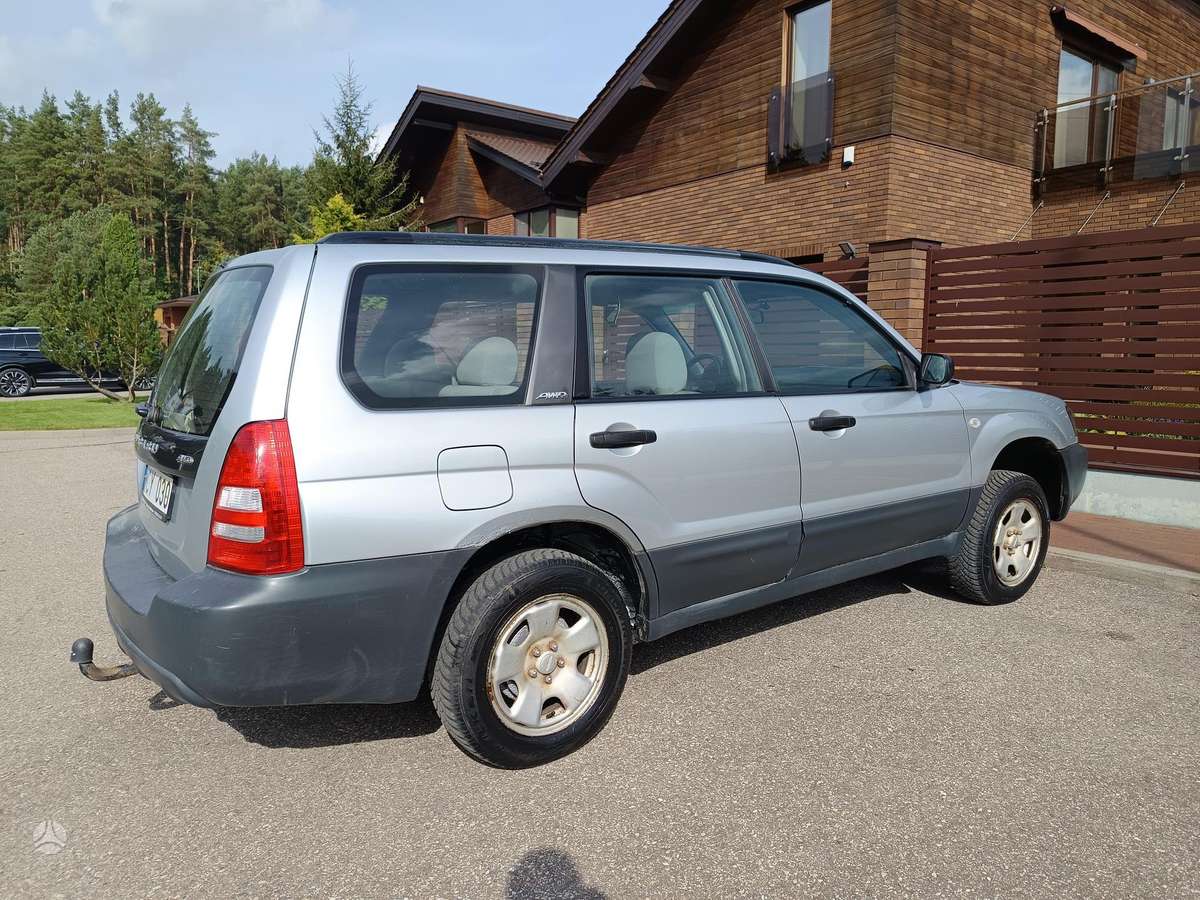 Subaru Forester 2005 — вигляд ззаду