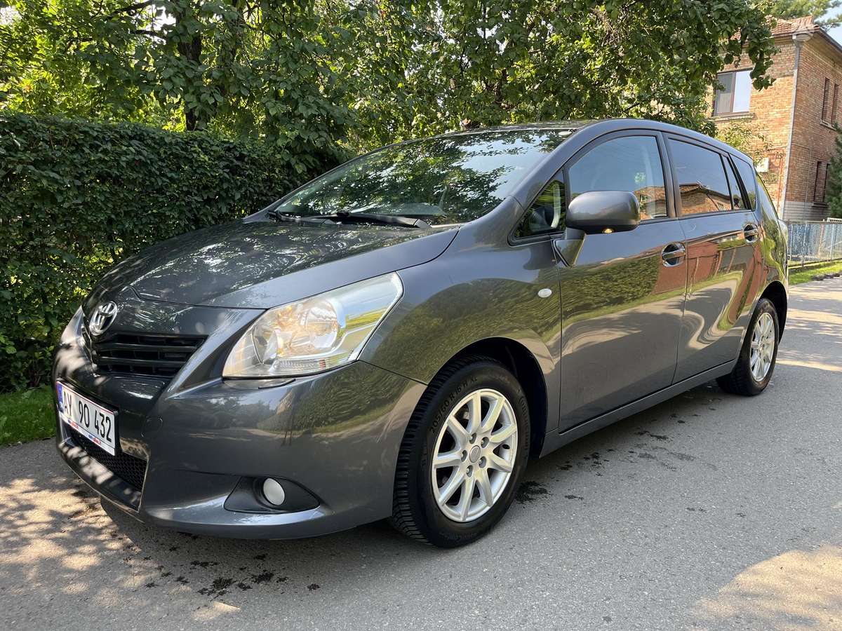 Toyota Verso 2012 — вигляд ззаду