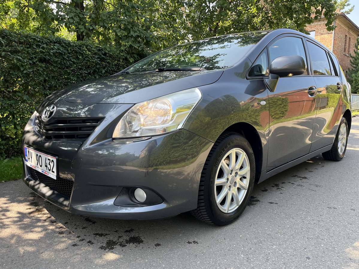 Toyota Verso 2012 — салон