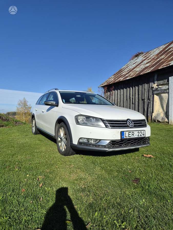 Volkswagen Passat 2012 — rear view