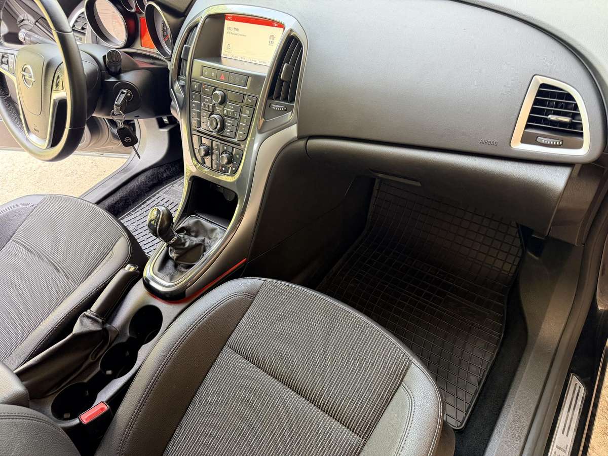 Opel Astra 2014 — photo 19