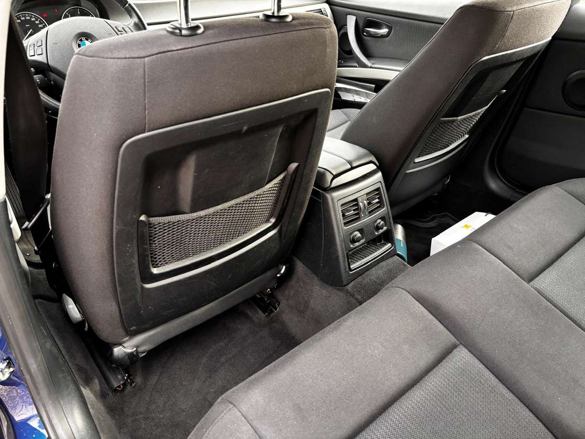 BMW 318 2011 — photo 10