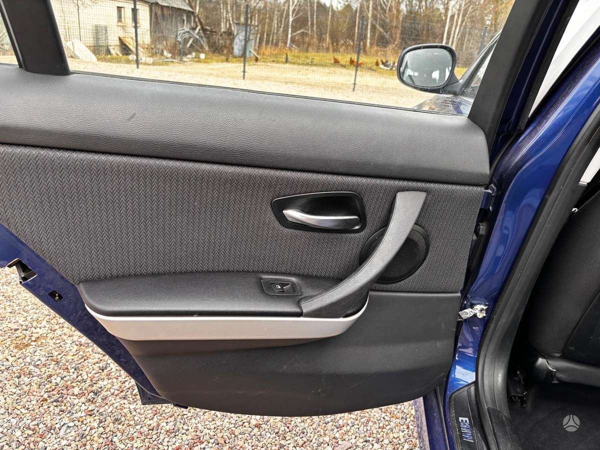 BMW 318 2011 — photo 11