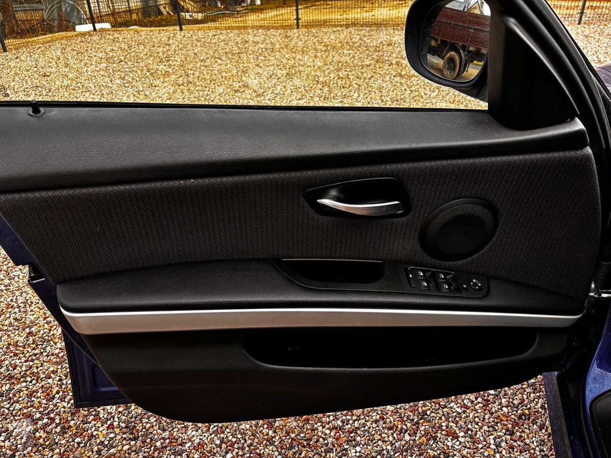 BMW 318 2011 — photo 12