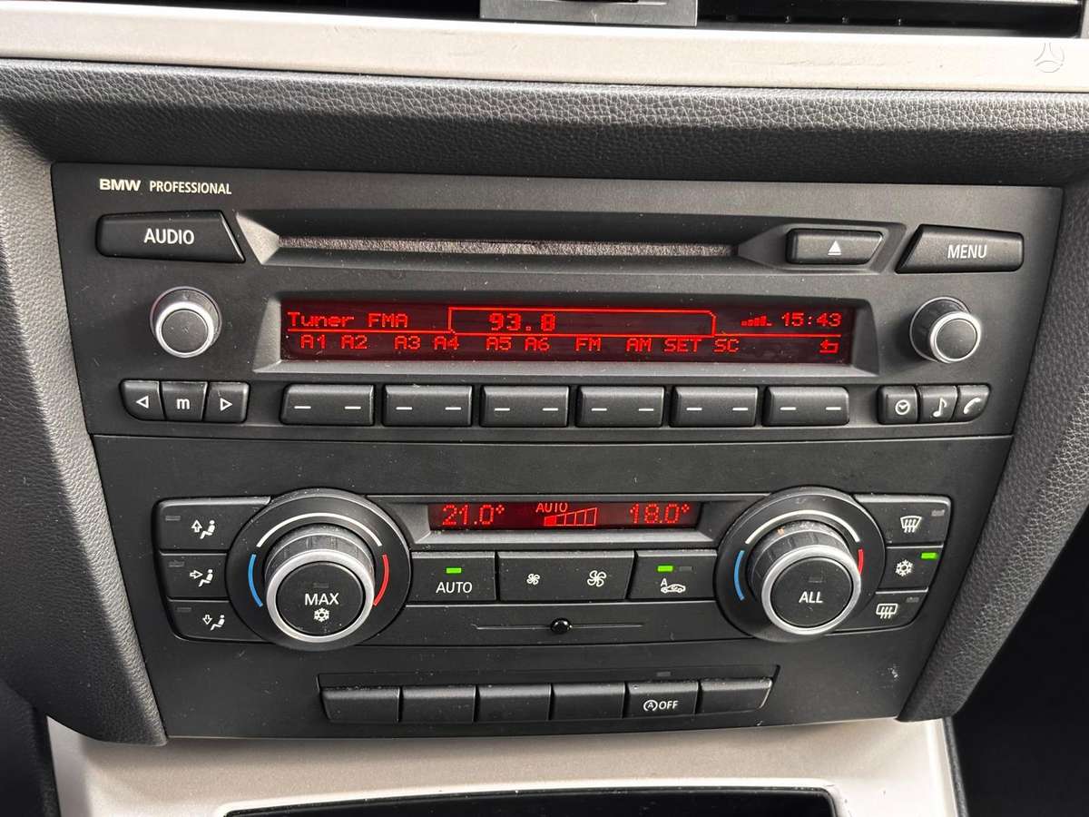 BMW 318 2011 — photo 13