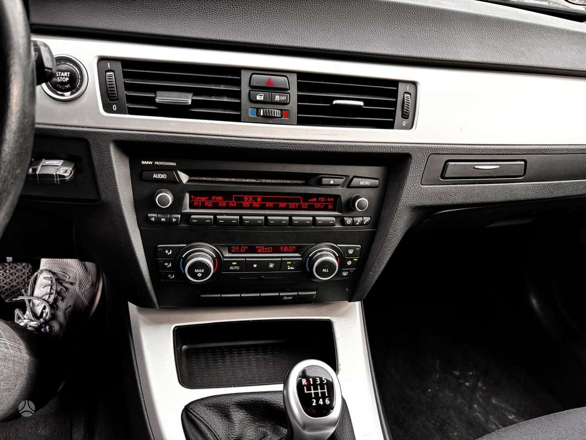 BMW 318 2011 — photo 14