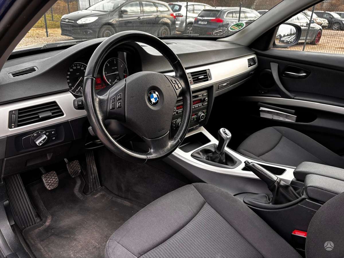BMW 318 2011 — photo 15