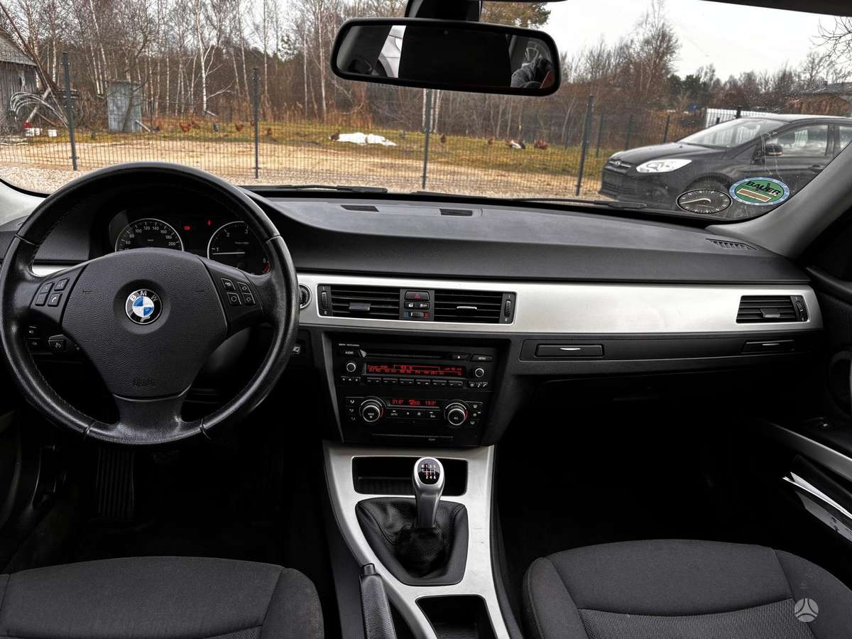BMW 318 2011 — photo 16